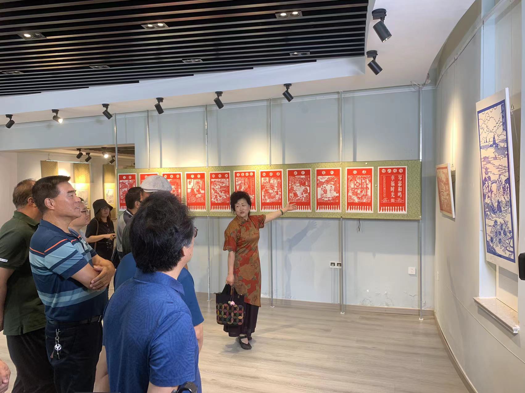 喚醒心靈深處的美好記憶——嶗山非遺剪紙創(chuàng)作展與專業(yè)化經(jīng)紀人服務(wù)的融合探索